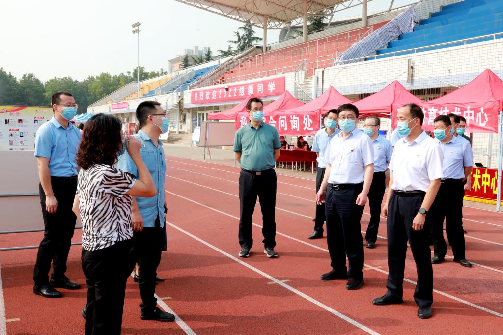 你好，新同学！校领导检查指导龙湖校区迎新工作