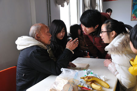 中国日报网：弘扬雷锋精神 大学生在行动