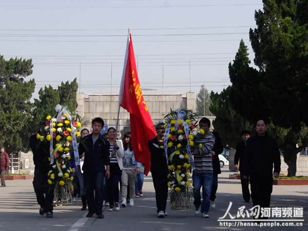 人民网：雷锋月十大信誉赌博官网平台师生祭扫革命烈士陵园