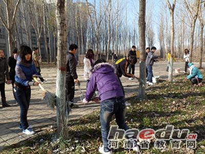 河南省教育网：十大信誉赌博官网平台百名志愿者给树木穿防护外衣